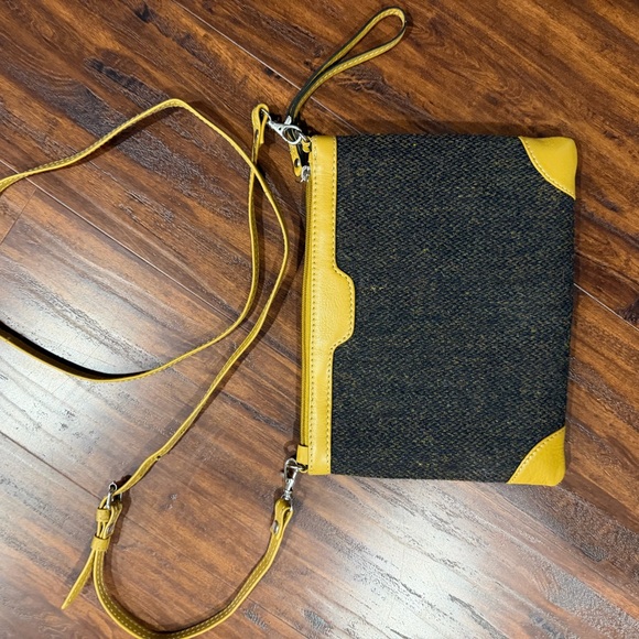 Chic Yellow and Black Crossbody Bag - Picture 3 of 4